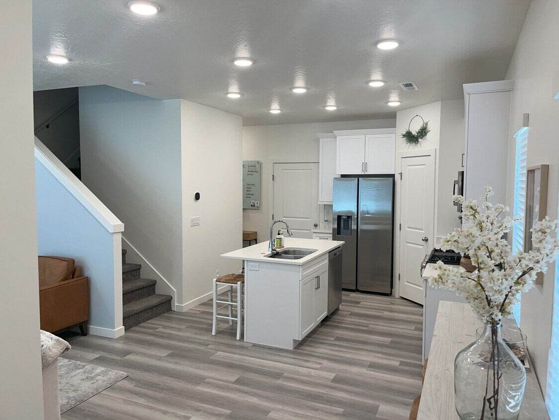 Foto principal - 3 Bedroom Home In Desert Color!