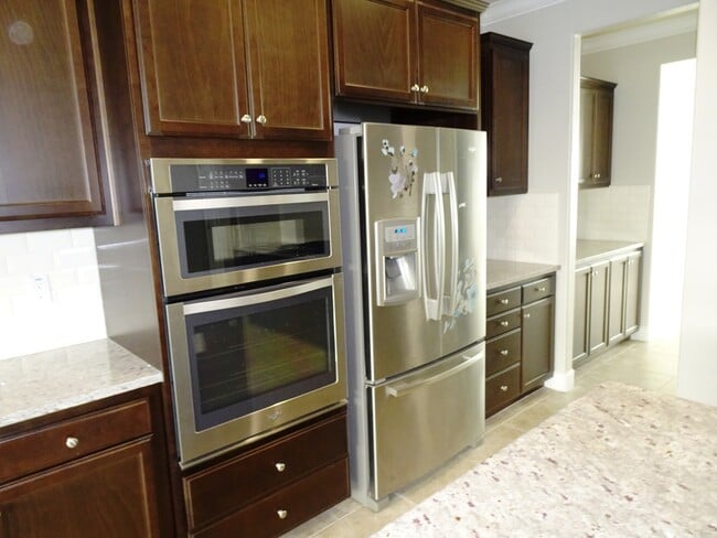 Building Photo - 6633 Donlon Way