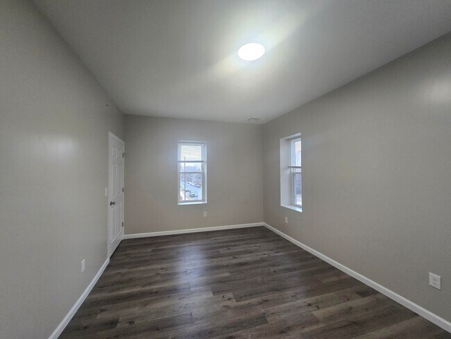 Foto del edificio - NEW LISTING: 1-Bed w/ Private Laundry & Parking