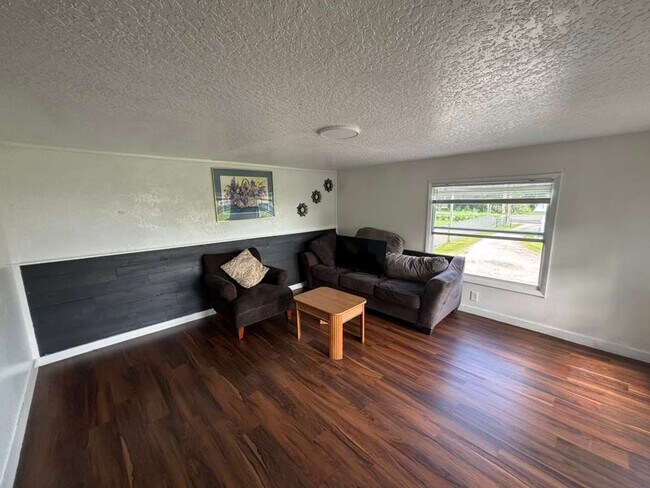 Foto del edificio - 615 Clearlake Rd