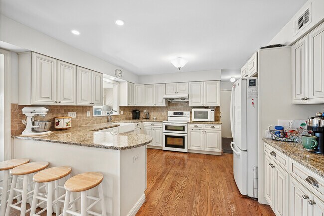 Foto del edificio - 35 Salters Farm Rd