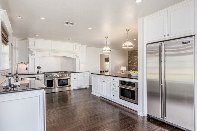 Kitchen features all Jenn-Air professional grade stainless steel appliances - 5214 N 43RD PL