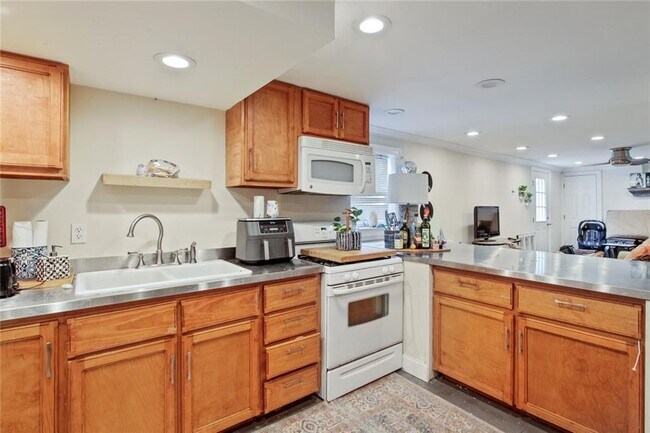 Building Photo - 2300 Dante St