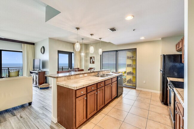 Foto del edificio - 15100 Front Beach Rd