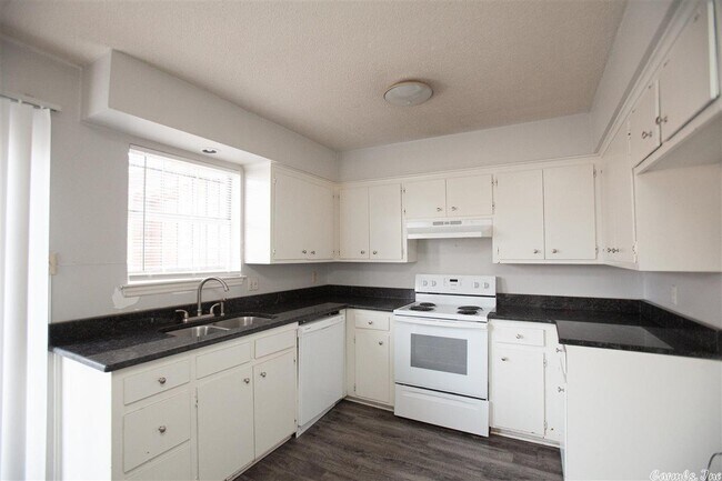 Foto del edificio - 1805 Sanford Dr