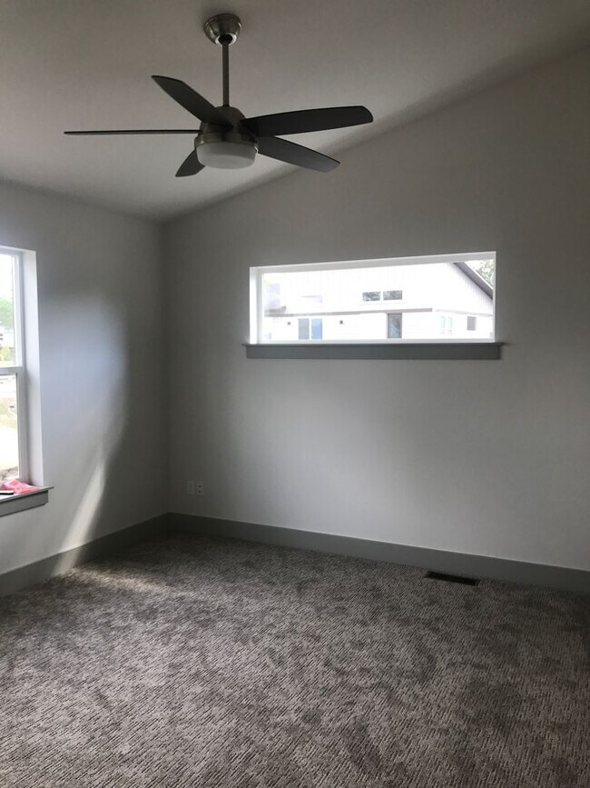 Building Photo - Almost New Amazing 3 Bedroom Unit