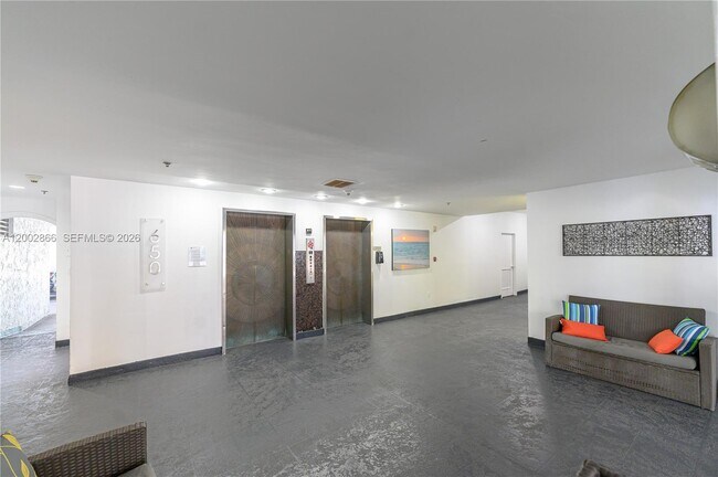Foto del edificio - 650 NE 64th St