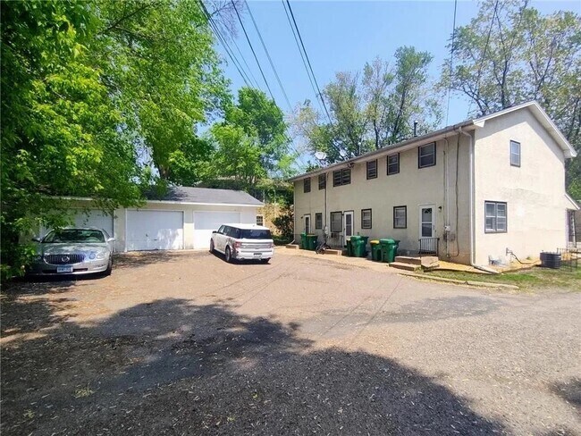 Foto principal - 3237 Douglas Dr N