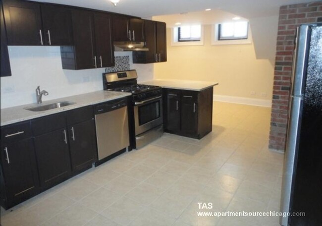 Building Photo - 877 W Lill Ave