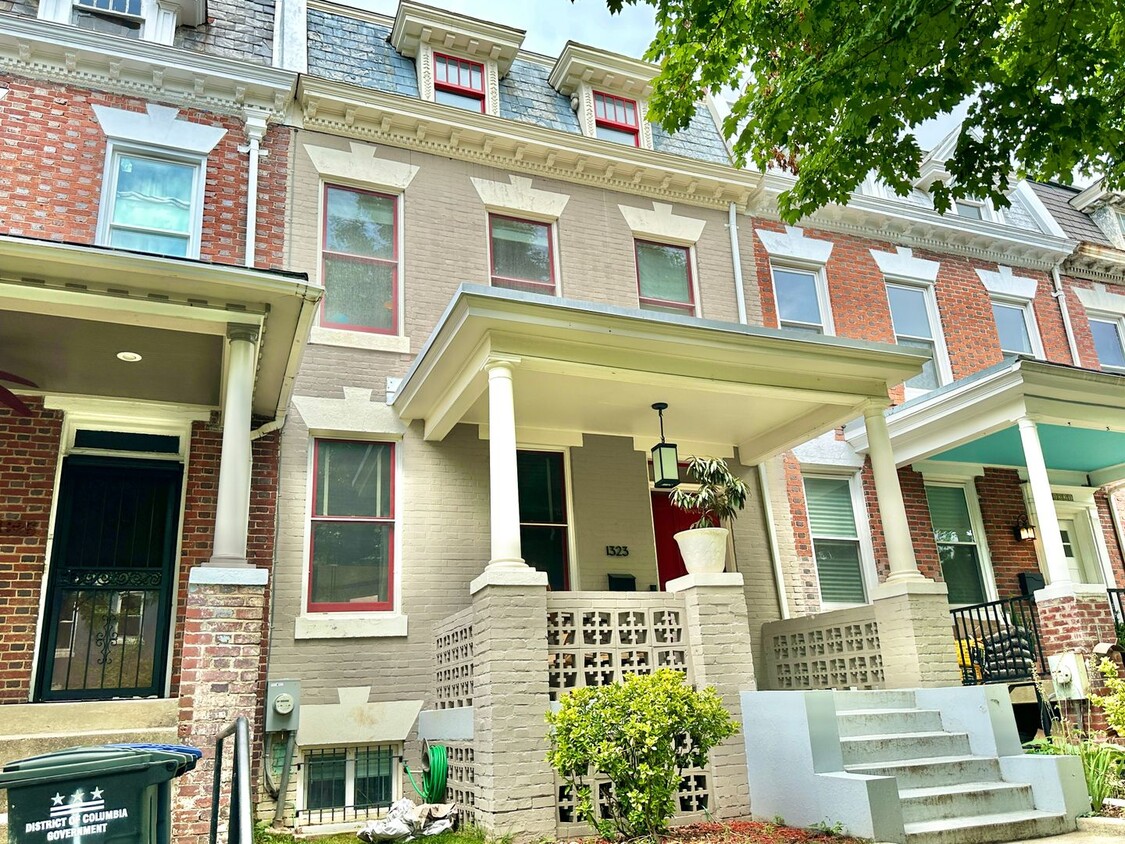 Primary Photo - Exquisite 3 Bedroom Columbia Heights Diplo...