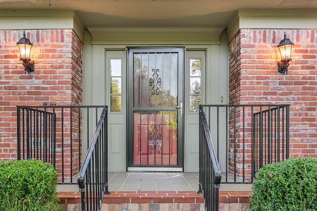 Building Photo - 615 Mulberry St