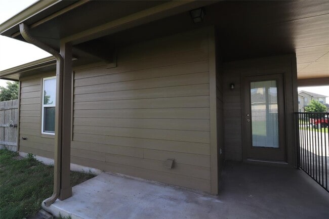 Building Photo - 200 McCoy Ln