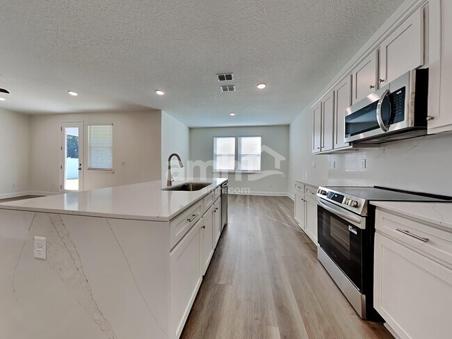 Foto del edificio - 11667 Hillside Dr