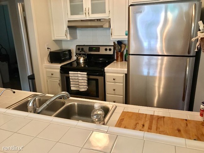 Building Photo - 3 br, 2 bath Apartment - 389 E. Surfside Dr.