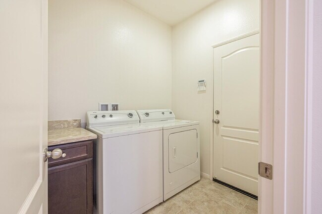 Foto del edificio - Stunning & Secure West Lancaster Luxury Ho...