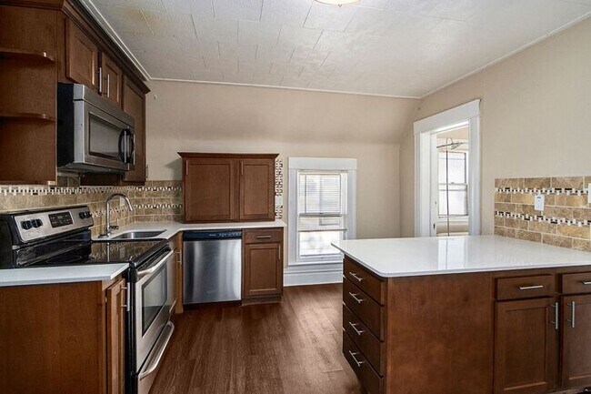 Building Photo - 2-bedroom apartment with office on top flo...