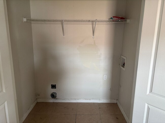 Building Photo - 2 Bedroom Townhouse
