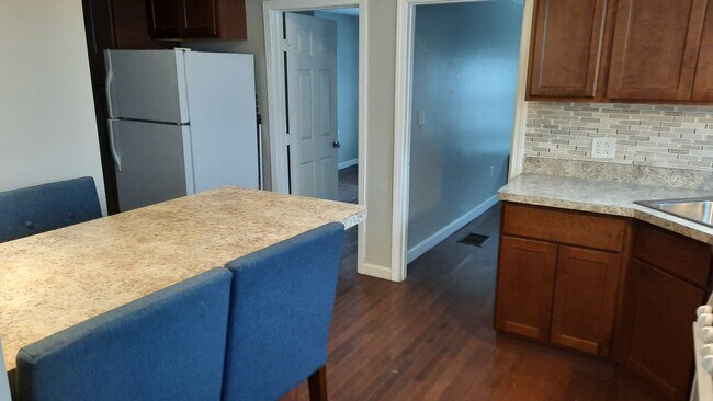 Kitchen with B/I table w/stools - 577 Main St