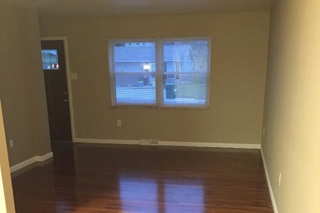 livingroom - 503 N 5th St