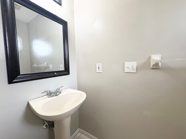 Foto del edificio - 3B/2.5B Townhome Unit ~ Beacon Hill Community ~ Carpet Free