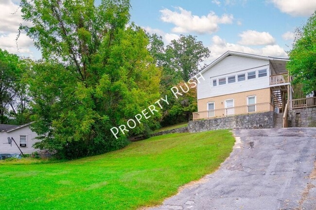 Photo - 911 W Pine St Apartment