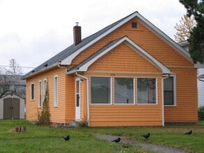 Building Photo - 654 G St