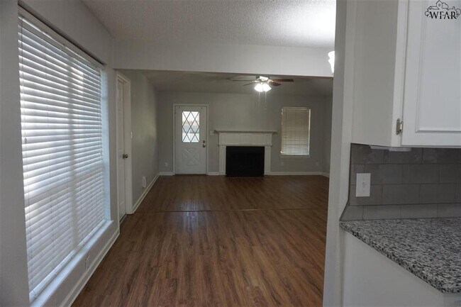 Building Photo - 2801 Delta Dr