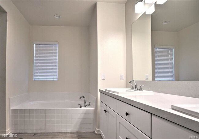Foto del edificio - 5 br, 4 bath House - 22117 Normandie Ave