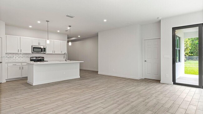 Foto del edificio - 7808 Hamilton Ave