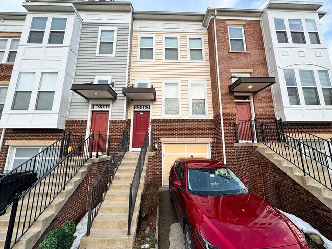 Beautiful 3 Bed 3.5 Bath Interior Townhome In Vibrant Brambleton Landbay - Beautiful 3 Bed 3.5 Bath Interior Townhome In Vibrant Brambleton Landbay