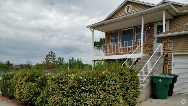 Building Photo - 940 W Red Oaks Dr