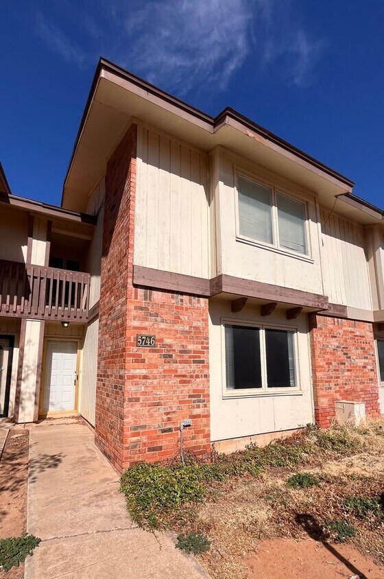 Foto principal - Spacious 3/2 with 2 carport spaces!