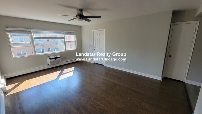 Building Photo - 1321 W Sherwin Ave