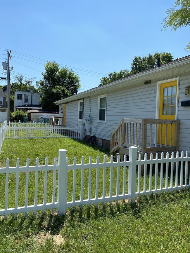 Building Photo - 2 br, 1 bath Duplex - 1601 Monteiro Street...