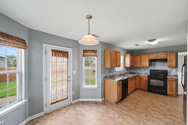 Foto del edificio - Spacious 4BR Home with Fenced Yard in University City!