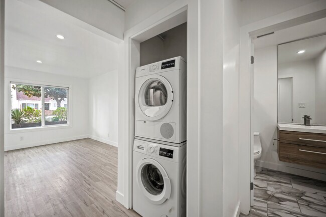 UNIDAD 1 - ya disponible - 1101 N. Flower St.