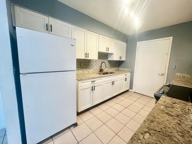 Building Photo - Charming 3-Bedroom Duplex with Lawn Care I...
