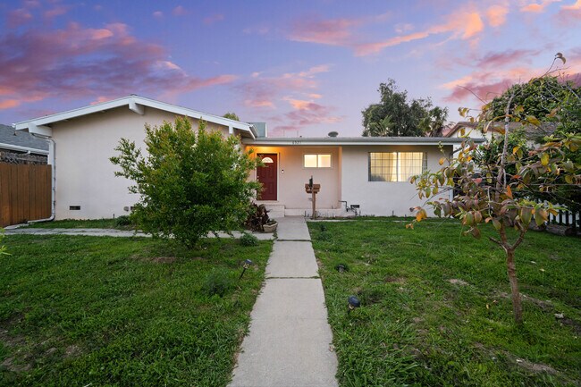 Foto del edificio - 6527 Woodlake Ave