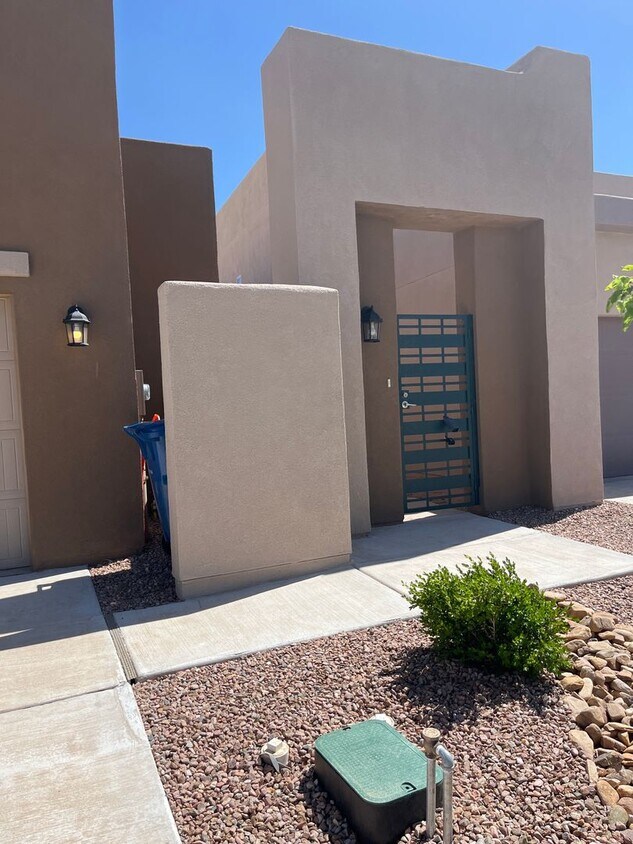 Foto principal - 1 year young Los Lunas home