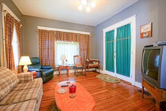 Apartamento 1 - 1355 N East Street