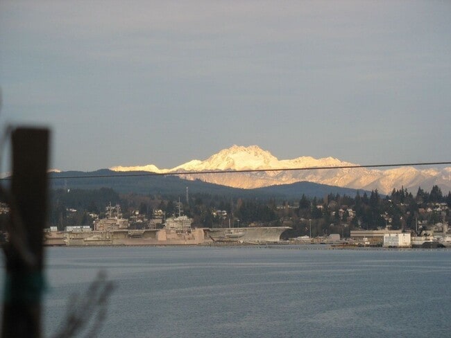 Photo - Completely Remodeled 3 Bedroom with Amazin... House