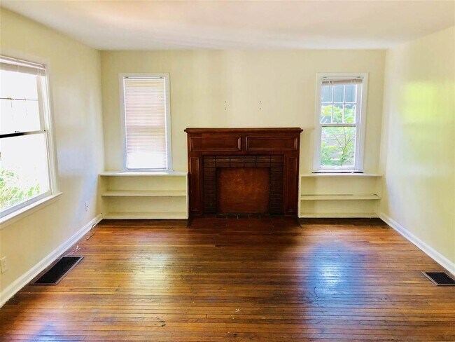 Building Photo - Large 4 BR House Near Downtown and IU Camp...