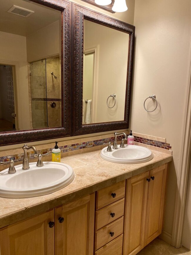 Building Photo - Fully furnished rental Available March 22nd