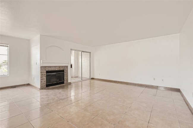Building Photo - Stunning First Floor Condo with 2 Bedrooms...