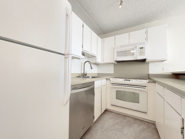 Building Photo - One Bedroom Waikiki Condo with Central A/C...