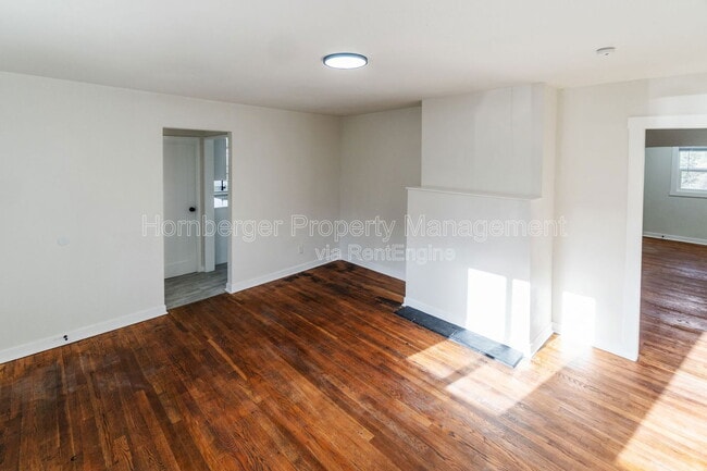 Building Photo - 1909 S Garden Springs Rd