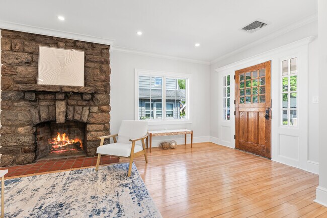Building Photo - 33 Oakwood Ave