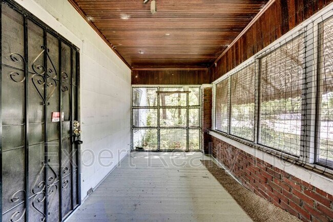 Building Photo - 608 5th Ave
