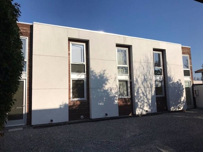 Foto del edificio - 832.5 Milton St