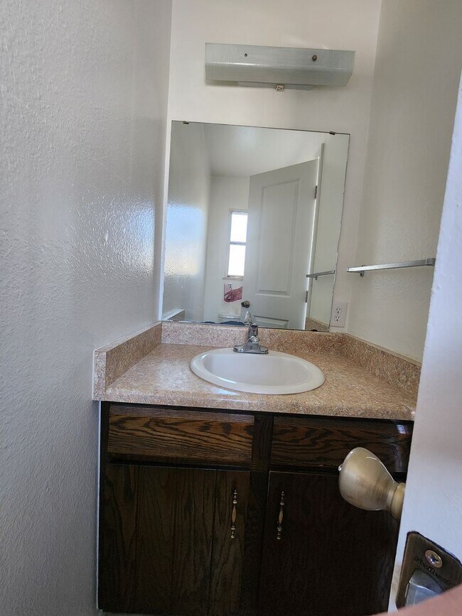 Foto del edificio - ALL PROSPECTIVE TENANTS MUST SUBMIT A $58 NON-REFUNDABLE APPLICATION FEE PER APPLICANT ONLINE AND...